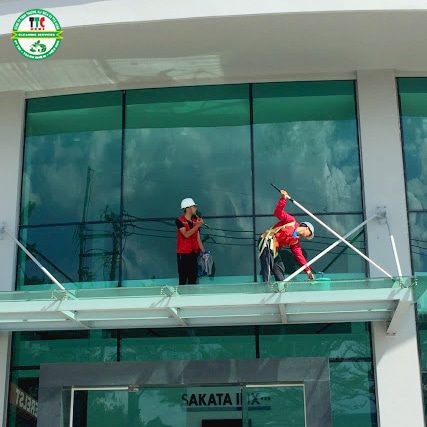 Lau kinh 2 Dịch vụ lau kính chuyên nghiệp