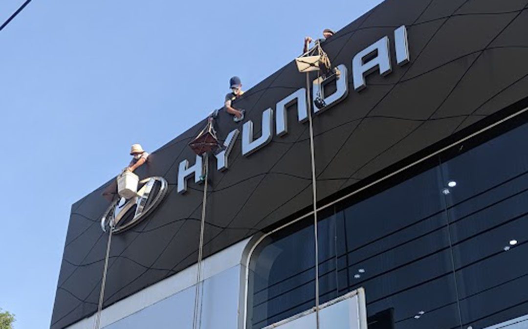 Lau kính mặt dựng