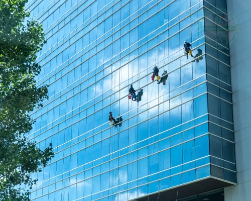 Dịch vụ lau kính tòa nhà